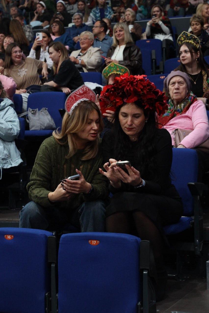 Фото Тысячи фанатов в кокошниках поют «Плывет веночек». В «Сибирь-Арена» с аншлагом проходит грандиозный концерт Надежды Кадышевой. ОНЛАЙН 6